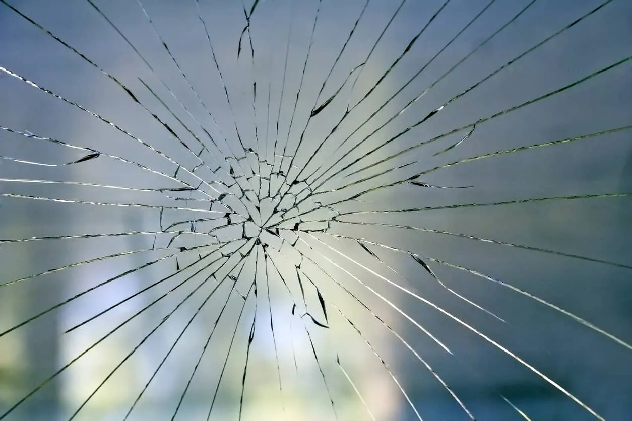 Gebarsten veiligheidsglas dat na een klap heel blijft